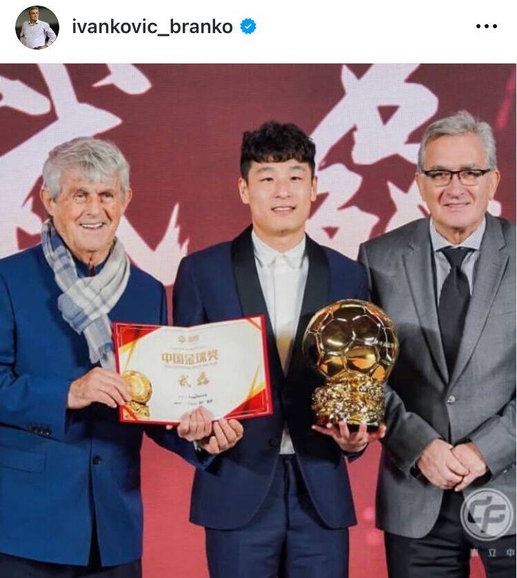  出席中國金球獎(jiǎng)?lì)C獎(jiǎng)儀式，伊萬曬與武磊、米盧同框照片