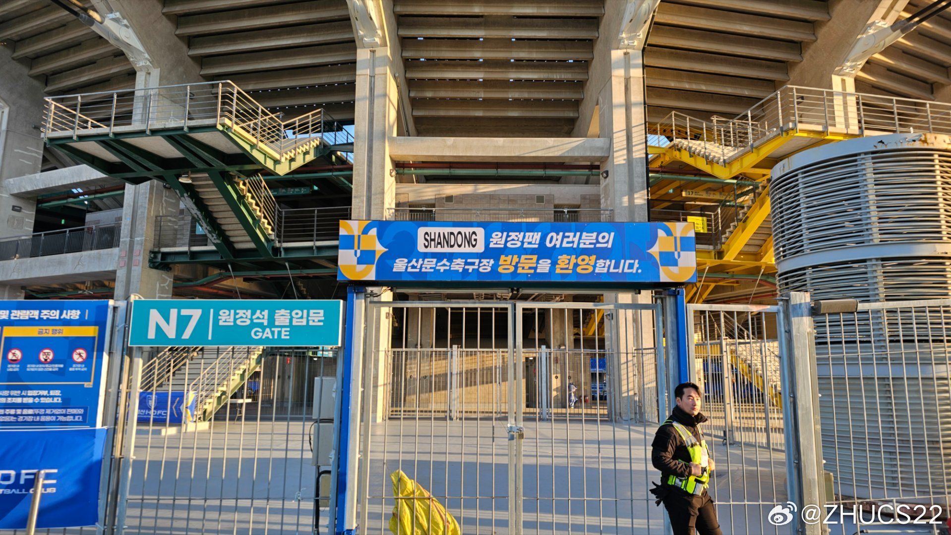  博主：蔚山現(xiàn)場工作人員、轉(zhuǎn)播車、安保在準(zhǔn)備撤場，場外一片安靜