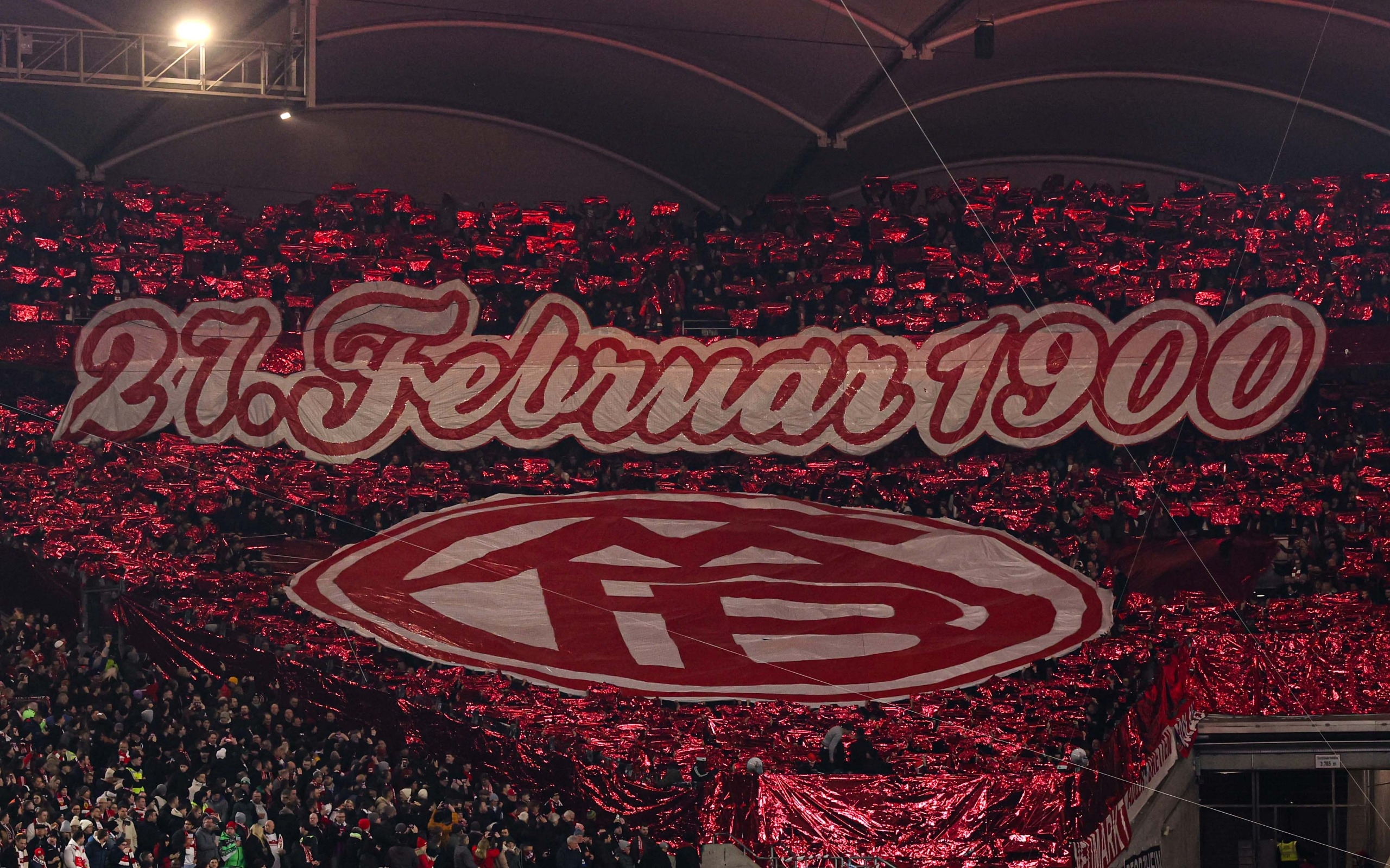  拜仁球迷在看臺展示TIFO，慶祝俱樂部成立125周年