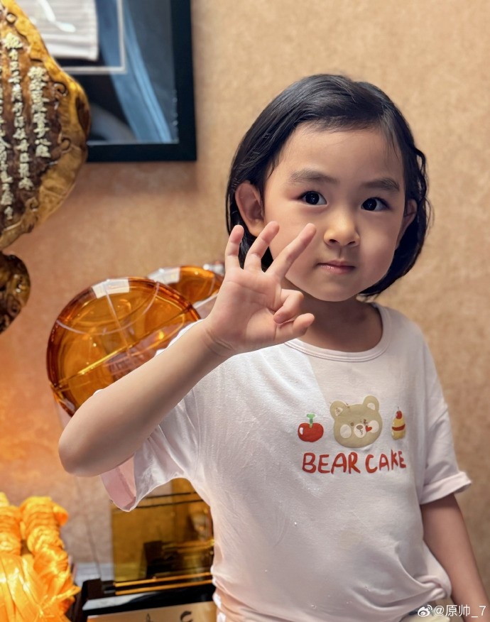  三分大賽三冠王！原帥曬三冠獎(jiǎng)杯：完成了女兒給安排的任務(wù)！