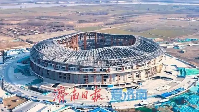  魯媒：戴上1.6萬(wàn)噸“鋼鐵巨冠”，黃河體育中心球場(chǎng)完成屋蓋施工