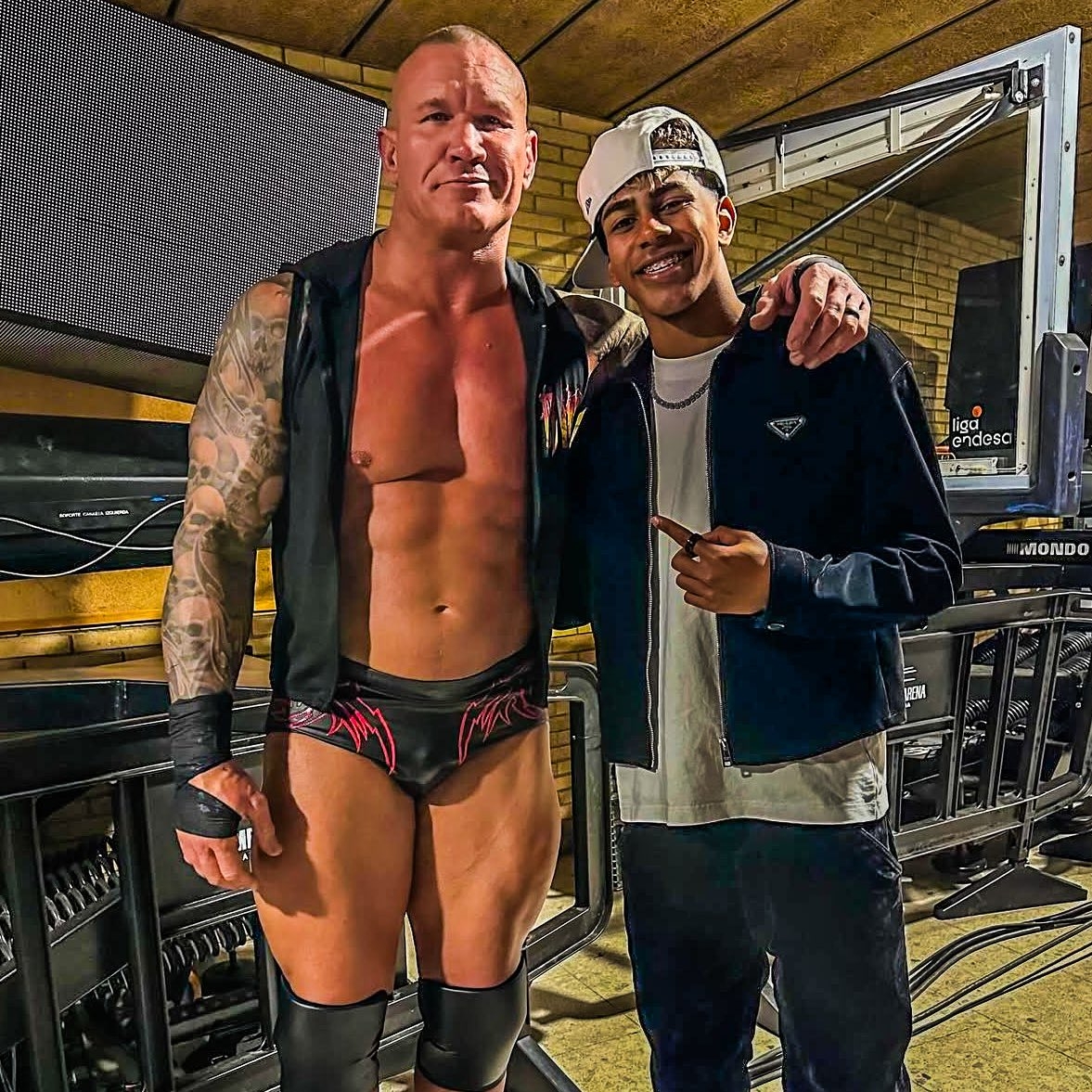  小心RKO！亞馬爾現(xiàn)場觀戰(zhàn)WWE，和奧爾頓、Triple H等合影