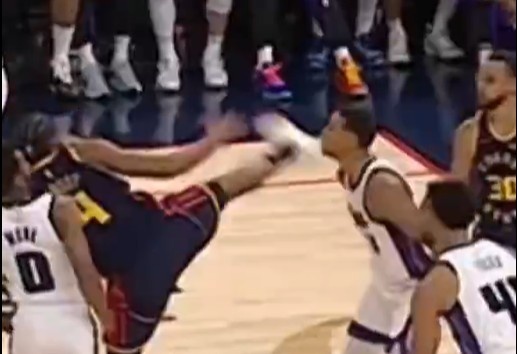  抬腳過高踢到了對手下巴！NBA官方：穆迪這一動作被判1級惡犯