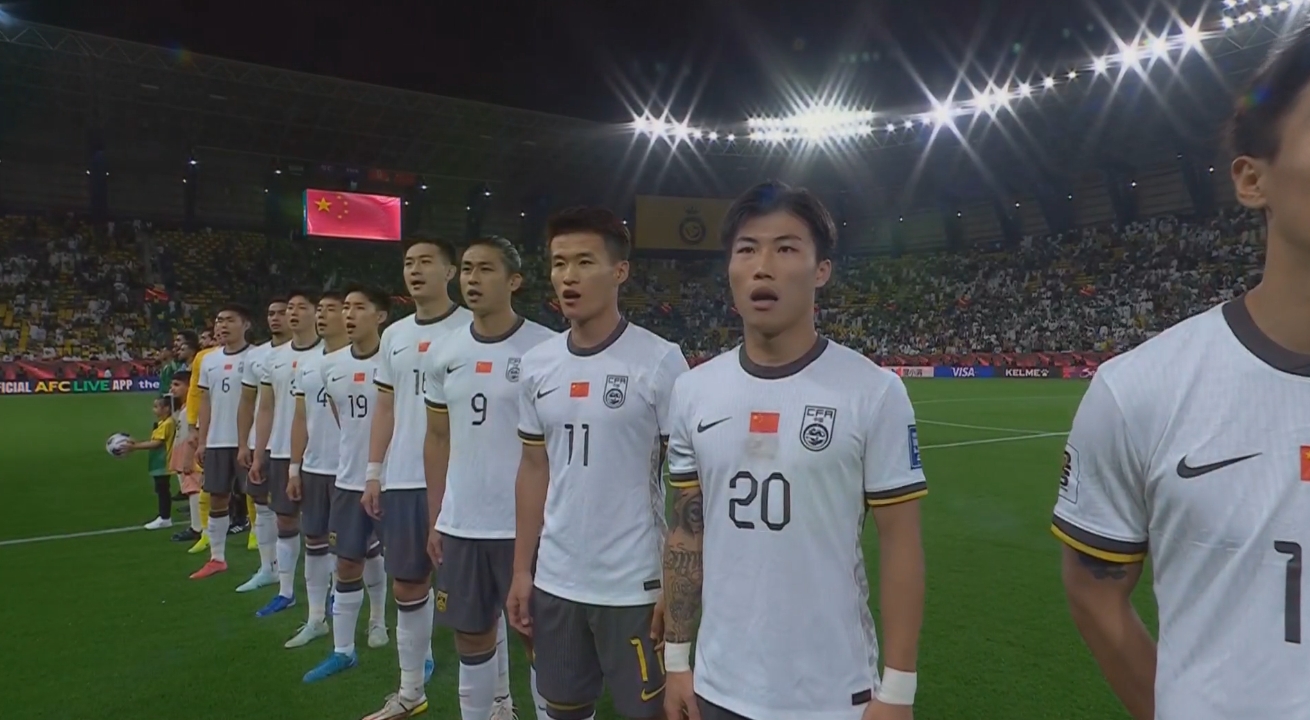  大戰(zhàn)一觸即發(fā)！賽前國(guó)歌儀式，國(guó)足首發(fā)11人高唱國(guó)歌