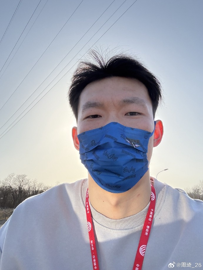  悠閑！周琦騎京牌電動(dòng)車(chē)出行：太陽(yáng)出來(lái)了 開(kāi)京牌兜兜風(fēng)！