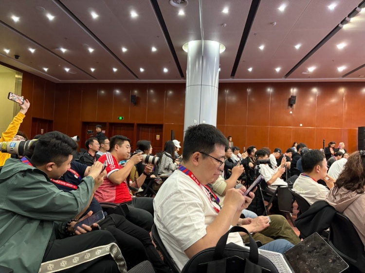 萬眾矚目！記者擠滿國足賽前新聞發(fā)布廳，賽場記者預計超300人