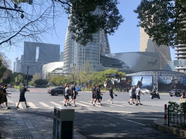  心態(tài)放松，有網(wǎng)友拍到澳大利亞隊(duì)早上在萬(wàn)象城citywalk