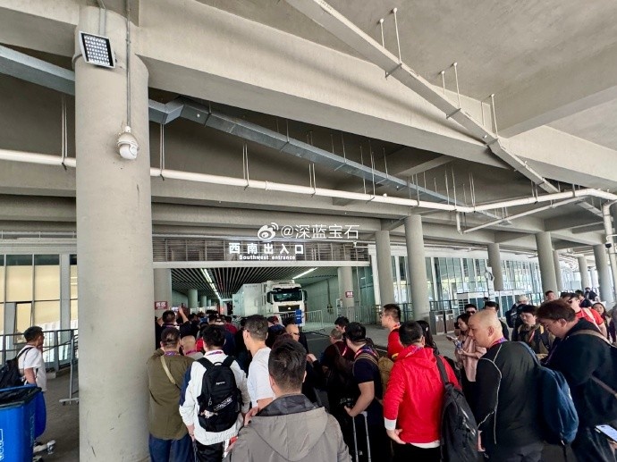  盛況空前！記者曬照：距離中澳之戰(zhàn)還有三小時(shí)，現(xiàn)場記者已超百名