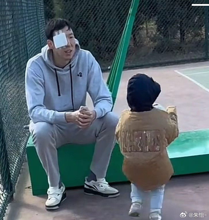  顧家好男人！記者曬出周琦手術(shù)后回歸家庭帶娃照片