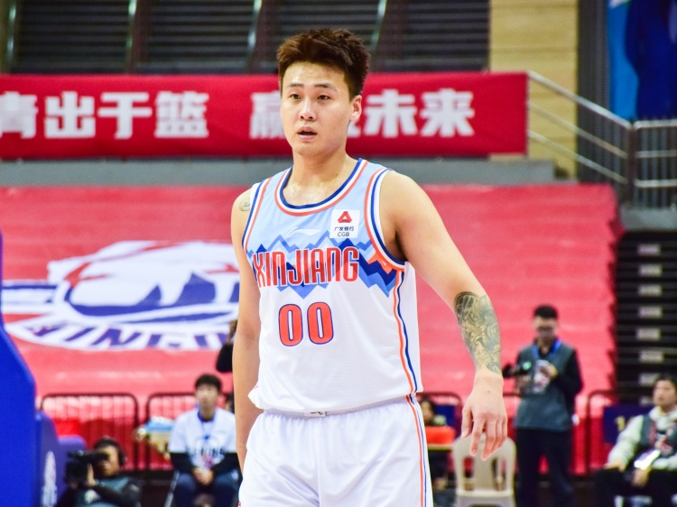  狀態(tài)不俗！趙睿半場9中4拿到15分5籃板