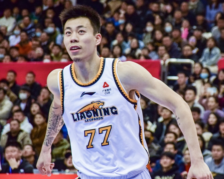  狀態(tài)復蘇！張鎮(zhèn)麟上半場11投7中&三分4中1 拿到15分4板4助2斷