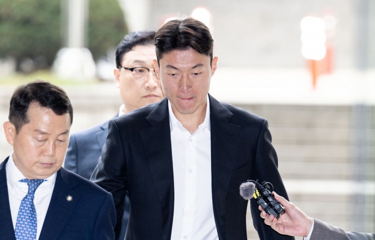  韓媒：庭審現(xiàn)場黃義助始終低頭雙手合十，判決后不停致歉