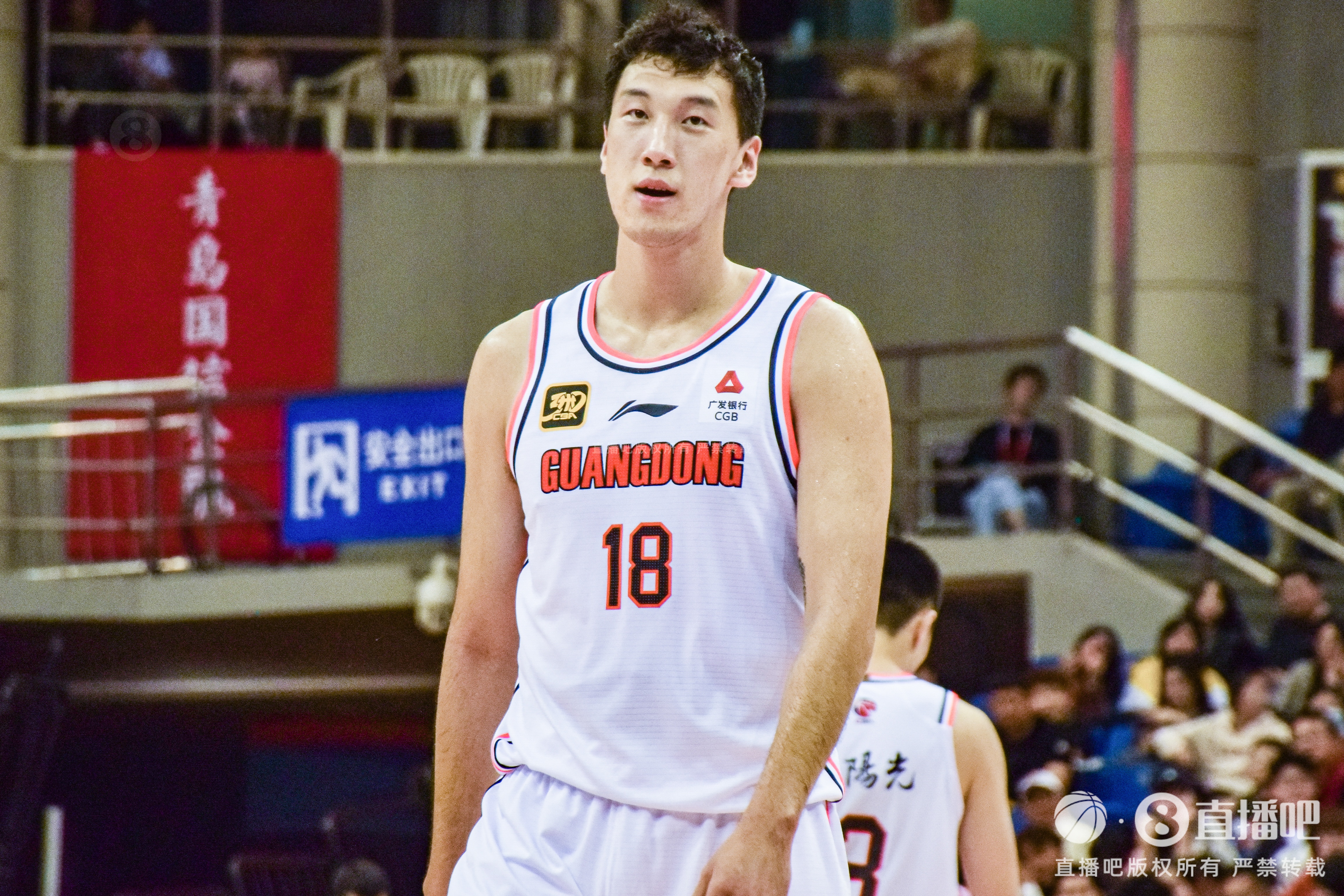  高炮臺發(fā)威！杜潤旺半場6中5拿到13分2斷1帽 三分3中3
