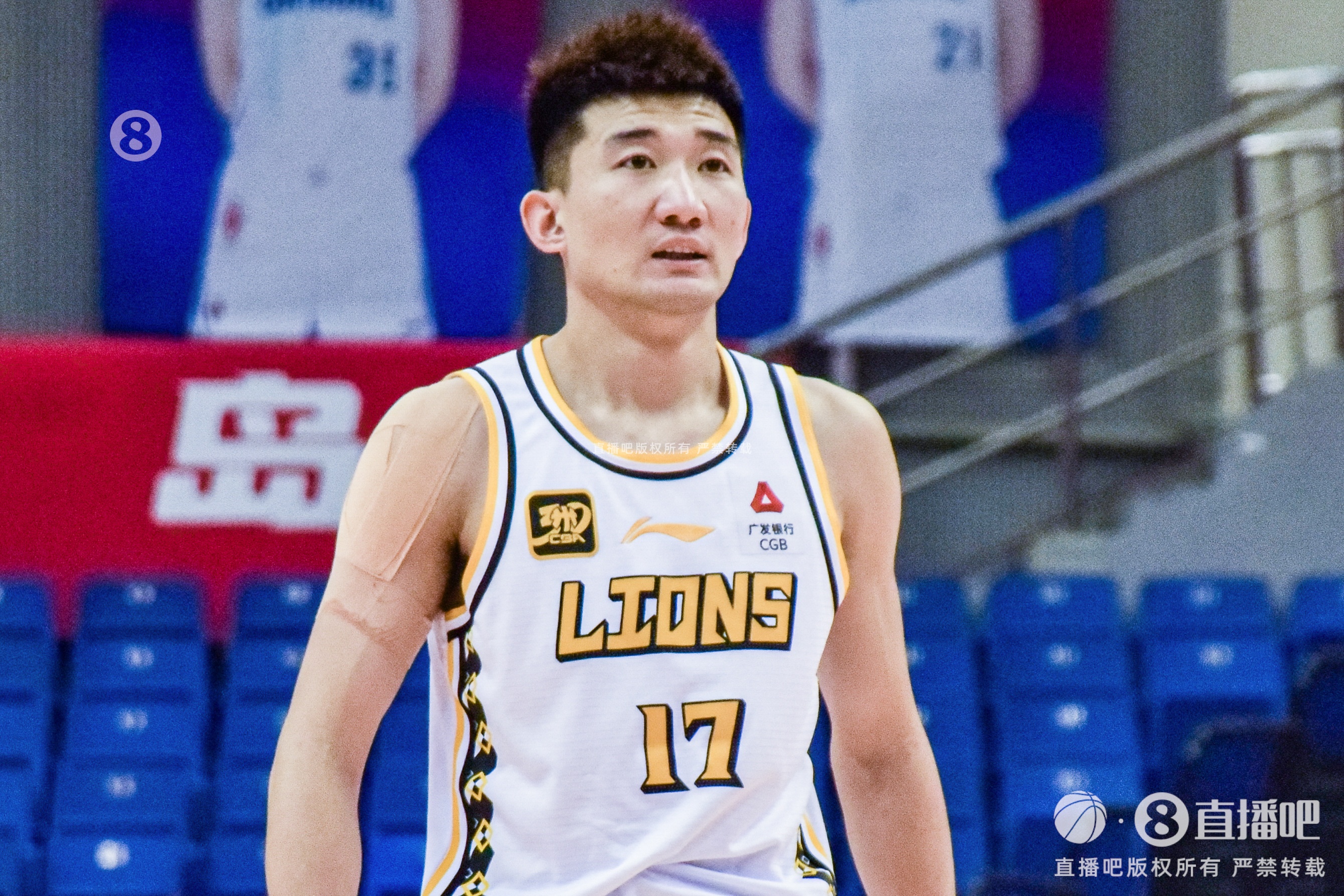  效率太低！孫銘徽15中4拿到15分4板12助2斷1帽 5次犯規(guī)